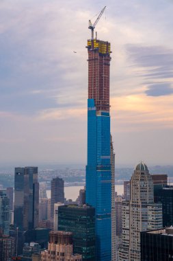 Manhattan 'da şehir manzaralı ve gökdelenli New York Şehri gün batımı manzarası
