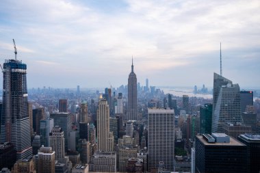 Manhattan 'da şehir manzarası ve gökdelenleri olan New York City gece silueti