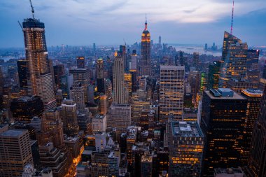 Manhattan 'da şehir manzarası ve gökdelenleri olan New York City gece silueti