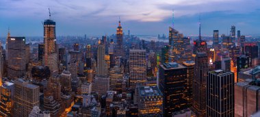 NEW YORK - 30 Mayıs 2019: Manhattan 'da şehir manzaralı ve gökdelenli New York City gece silueti