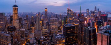 NEW YORK - 30 Mayıs 2019: Manhattan 'da şehir manzaralı ve gökdelenli New York City gece silueti