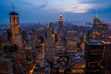 Manhattan 'da şehir manzarası ve gökdelenleri olan New York City gece silueti