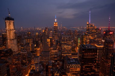 NEW YORK - 30 Mayıs 2019: Manhattan 'da şehir manzaralı ve gökdelenli New York City gece silueti
