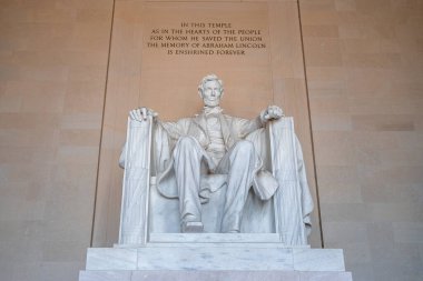 Lincoln Anıtı 'nın içindeki Abraham LIncoln heykeli, Amerika Birleşik Devletleri' nin 16. Başkanı onuruna inşa edilmiştir.
