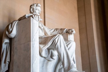 Lincoln Anıtı 'nın içindeki Abraham LIncoln heykeli, Amerika Birleşik Devletleri' nin 16. Başkanı onuruna inşa edilmiştir.