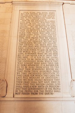 WASHINGTON, ABD - 20 Mart 2020 Abraham Lincoln 'ün anıt binasındaki taş heykelinin yanında duvar yazıtları.