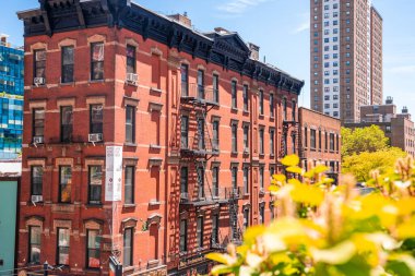 Manhattan, New York - 14 Mayıs 2019: Manhattan New York 'taki High Line Park. Şehir parkı yerel halk ve turistler tarafından New York 'ta 10. caddenin yukarısındaki yüksek tren raylarına inşa edilmiştir.