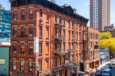 Manhattan, New York - 14 Mayıs 2019: Manhattan New York 'taki High Line Park. Şehir parkı yerel halk ve turistler tarafından New York 'ta 10. caddenin yukarısındaki yüksek tren raylarına inşa edilmiştir.