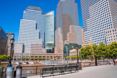 New York City - 16 Mayıs 2019: Hudson Nehri kıyısındaki Winter Garden Meydanı, Manhattan, New York 'taki Battery Park' tan Dünya Finans Merkezi 'nin bir parçası..