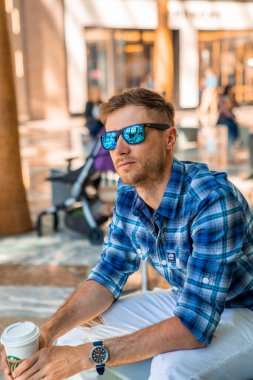 New York City - 16 Mayıs 2019: Kış Bahçesi 'nde kahve içen genç adam, Manhattan, New York' taki Battery Park 'tan Dünya Finans Merkezi' nin bir parçası..