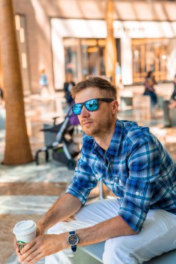 New York City - 16 Mayıs 2019: Kış Bahçesi 'nde kahve içen genç adam, Manhattan, New York' taki Battery Park 'tan Dünya Finans Merkezi' nin bir parçası..