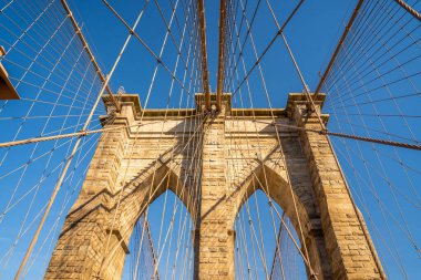 Brooklyn Köprüsü 'nden Brooklyn Köprüsü' nün yakın görüntüsü