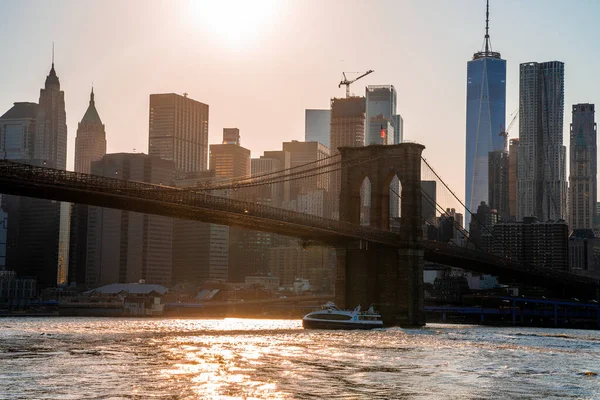 Magische Avond Zonsondergang Close Zicht Brooklyn Brug Vanaf Veerboot Passeren — Stockfoto