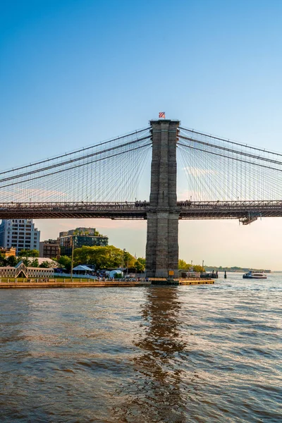 Magische Avond Zonsondergang Close Zicht Brooklyn Brug Vanaf Veerboot Passeren — Stockfoto