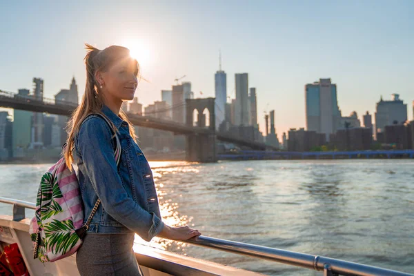 Flicka Njuter Magisk Solnedgång Från Färjan Passerar Brooklyn Bron — Stockfoto