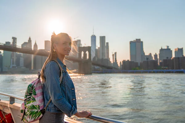 Flicka Njuter Magisk Solnedgång Från Färjan Passerar Brooklyn Bron — Stockfoto