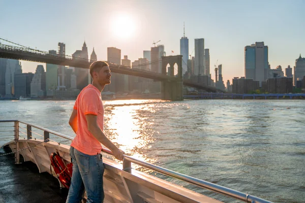 Ung Man Njuter Magisk Solnedgång Från Färjan Passerar Brooklyn Bron — Stockfoto