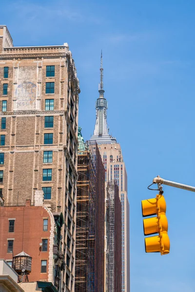 Önünde Trafik Işığı Olan Broadway Den Empire State Binasının Görüntüsü — Stok fotoğraf