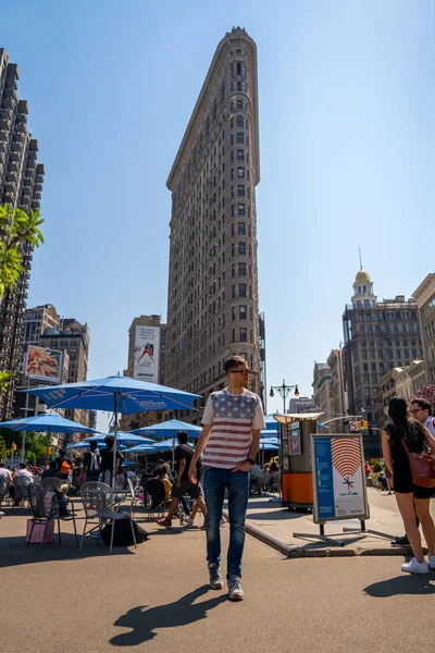 Ung Man Promenader Längs Broadway Utforska New York Stad Nära — Stockfoto