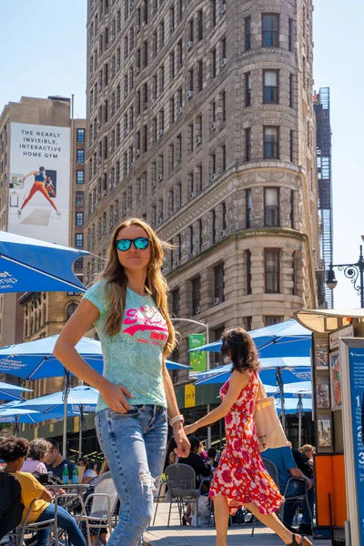 Ung Flicka Promenader Längs Broadway Utforska New York Stad Nära — Stockfoto