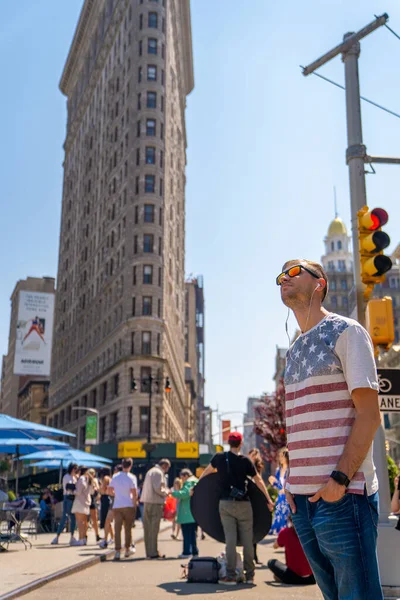 Ung Man Promenader Längs Broadway Utforska New York Stad Nära — Stockfoto