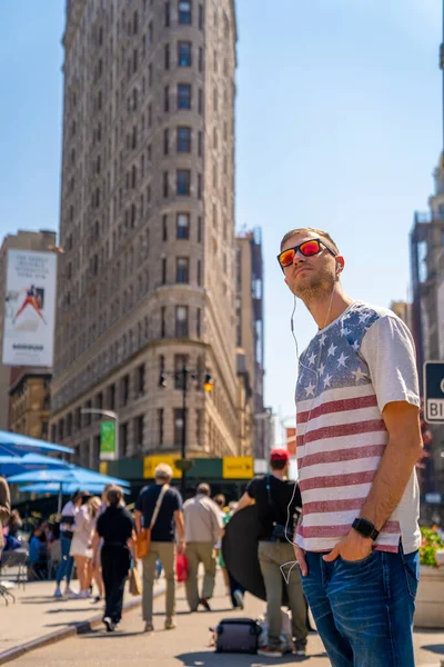 Ung Man Promenader Längs Broadway Utforska New York Stad Nära — Stockfoto