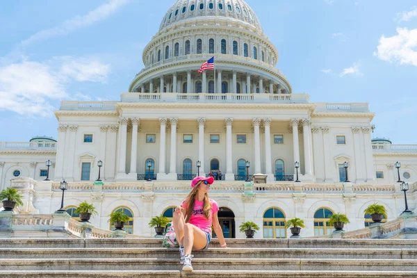 Washington Deki Kongre Binası Nın Merdivenlerinde Oturan Genç Kız — Stok fotoğraf