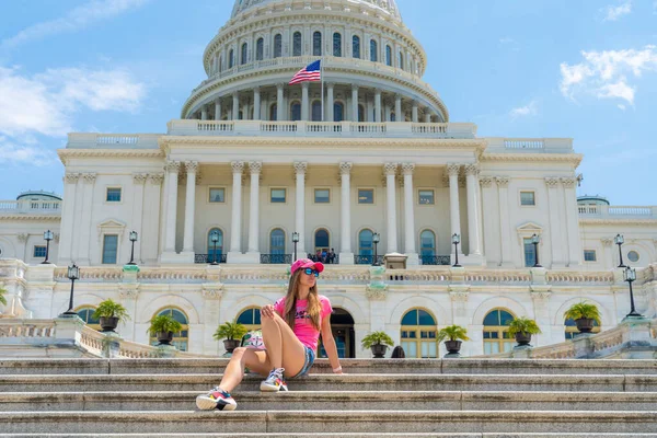 Fiatal Lány Lépcsőn Egyesült Államok Capitol Washingtonban — Stock Fotó