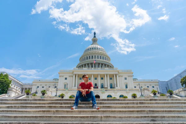 Washington Deki Kongre Binası Nın Merdivenlerinde Oturan Genç Adam — Stok fotoğraf