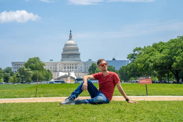 Washington Deki Kongre Binası Nın Çimlerinde Oturan Genç Adam — Stok fotoğraf