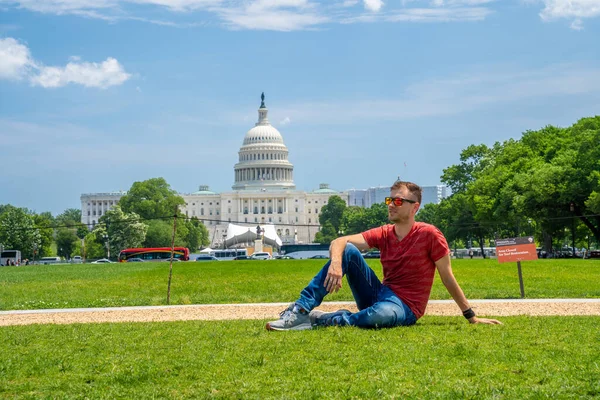 Washington Deki Kongre Binası Nın Çimlerinde Oturan Genç Adam — Stok fotoğraf