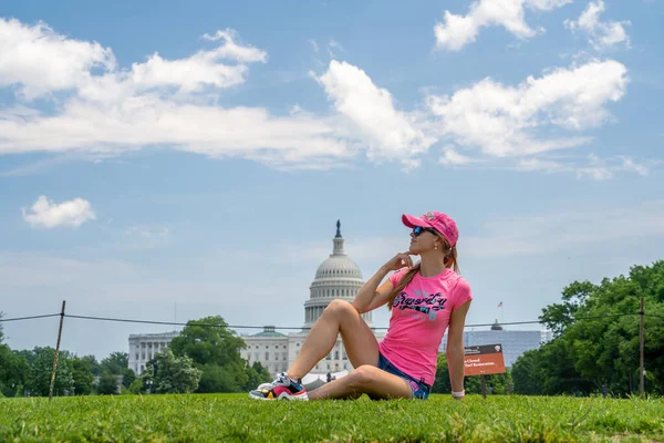 Washington 2019 Május Fiatal Lány Füvön Egyesült Államok Capitol Washington — Stock Fotó