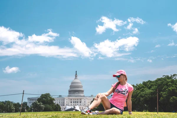 Washington 2019 Május Fiatal Lány Füvön Egyesült Államok Capitol Washington — Stock Fotó