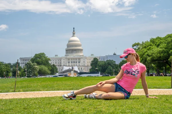 Washington Mei 2019 Jong Meisje Zit Het Gras Bij Het — Stockfoto
