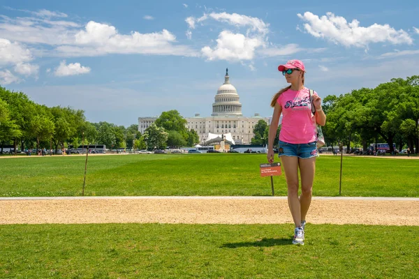 Washington 2019 Május Fiatal Lány Sétál Füvön Egyesült Államok Kapitóliuma — Stock Fotó