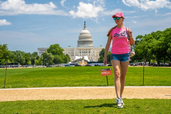 Washington Mayıs 2019 Washington Deki Kongre Binası Nda Çimlerde Yürüyen — Stok fotoğraf