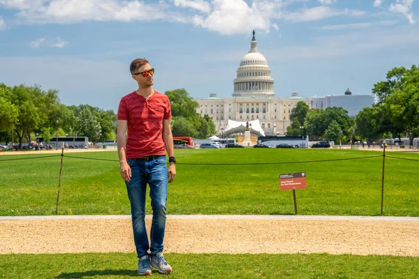 Jonge Man Loopt Het Gras Door Het Capitool Van Verenigde — Stockfoto