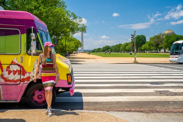 Вашингтон Округ Колумбия Мая 2019 Года Молодая Девушка Покупает Мороженое — стоковое фото