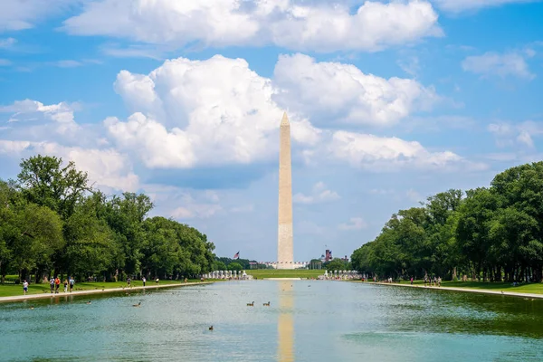 Güneşli Bir Günde Mavi Arka Planda Washington Anıtı — Stok fotoğraf