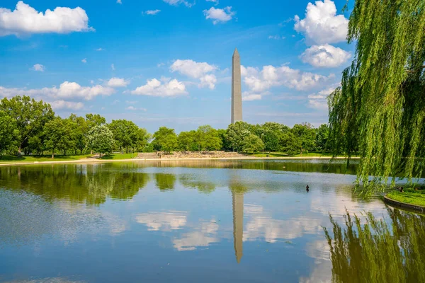 Washingtonský Památník Slunný Den Modrým Nebem Pozadí — Stock fotografie