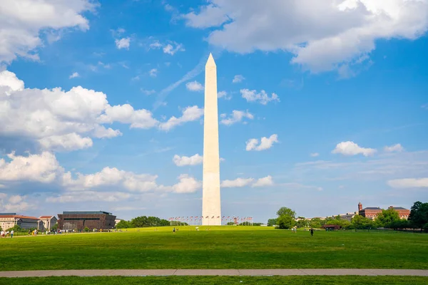 Washingtonský Památník Slunný Den Modrým Nebem Pozadí — Stock fotografie