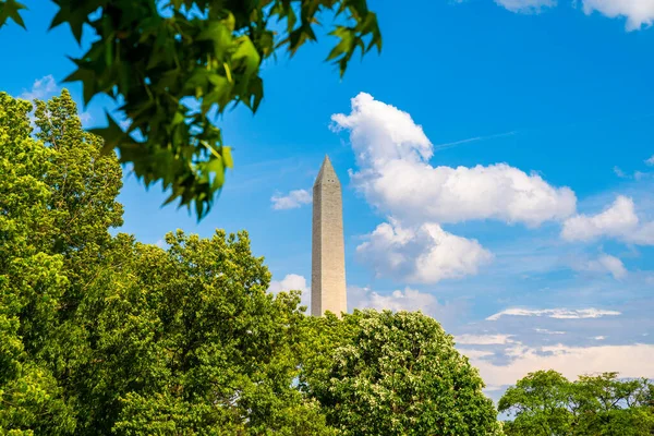 Washingtonský Památník Slunný Den Modrým Nebem Pozadí — Stock fotografie