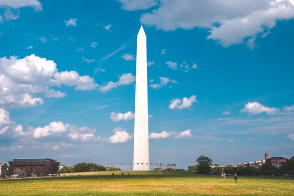 Washingtonský Památník Slunný Den Modrým Nebem Pozadí — Stock fotografie