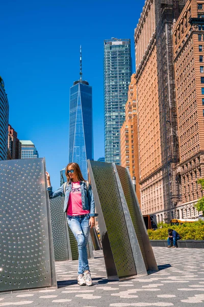 Nueva York Estados Unidos Marzo 2020 Chica Joven Explorando Monumentos — Foto de Stock