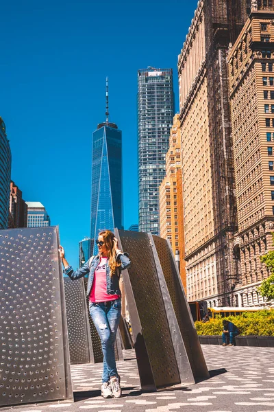 Nueva York Estados Unidos Marzo 2020 Chica Joven Explorando Monumentos — Foto de Stock