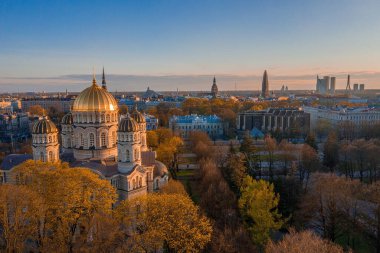 Riga İsa 'nın Doğumu Katedrali' nin havadan görünüşü - Ünlü Kilise ve Letonya 'nın Tarihi Taşı. Gün batımında Altın Sarı Kubbeler.
