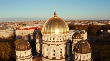 Riga İsa 'nın Doğumu Katedrali' nin havadan görünüşü - Ünlü Kilise ve Letonya 'nın Tarihi Taşı. Gün batımında Altın Sarı Kubbeler.