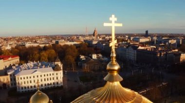 Riga İsa 'nın Doğumu Katedrali' nin havadan görünüşü - Ünlü Kilise ve Letonya 'nın Tarihi Taşı. Gün batımında Altın Sarı Kubbeler.