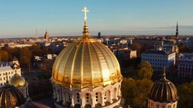 Riga İsa 'nın Doğumu Katedrali' nin havadan görünüşü - Ünlü Kilise ve Letonya 'nın Tarihi Taşı. Gün batımında Altın Sarı Kubbeler.