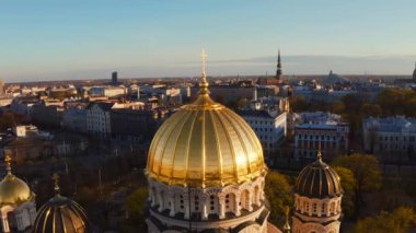 Riga İsa 'nın Doğumu Katedrali' nin havadan görünüşü - Ünlü Kilise ve Letonya 'nın Tarihi Taşı. Gün batımında Altın Sarı Kubbeler.